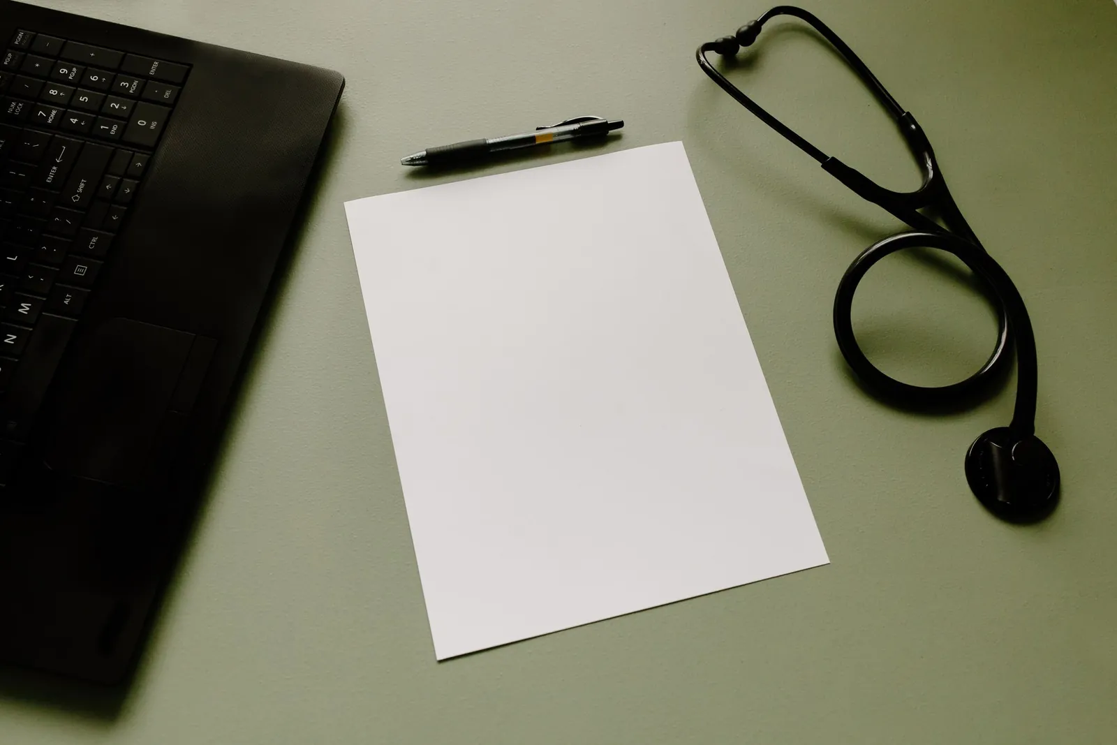 หูฟังแพทย์และกระดาษบนโต๊ะทำงาน